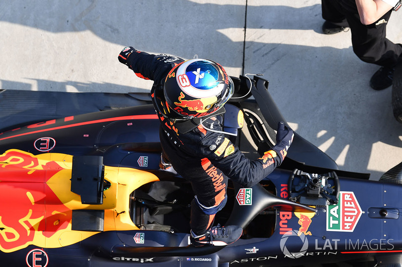 Il vincitore della gara Daniel Ricciardo, Red Bull Racing RB14 festeggia nel parco chiuso