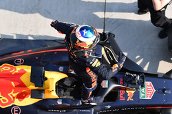 Le vainqueur Daniel Ricciardo, Red Bull Racing RB14 dans le Parc Fermé