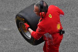 Meccanico Ferrari con uno pneumatico Pirelli