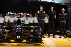 (L nach R): Jolyon Palmer, Renault Sport F1 Team; Esteban Ocon, Renault Sport F1 Team Testfahrer und