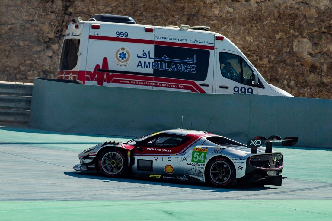 #54 Vista AF Corse Ferrari 296 LMGT3: Thomas Flohr, Francesco Castellacci, Davide Rigon jedzie szeroko