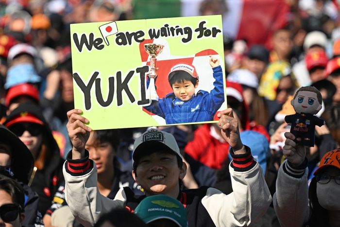 A fan of Yuki Tsunoda at the stage.