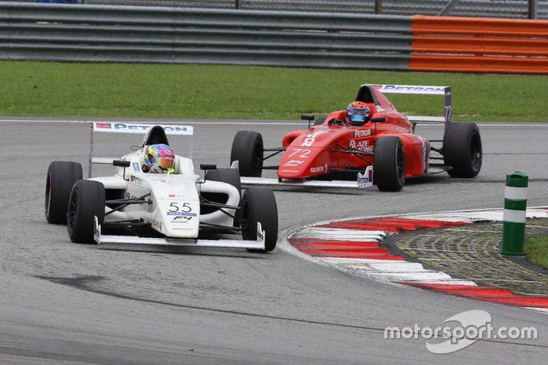 Daniel Cao memimpin Nayan Chatterjee di Race 4