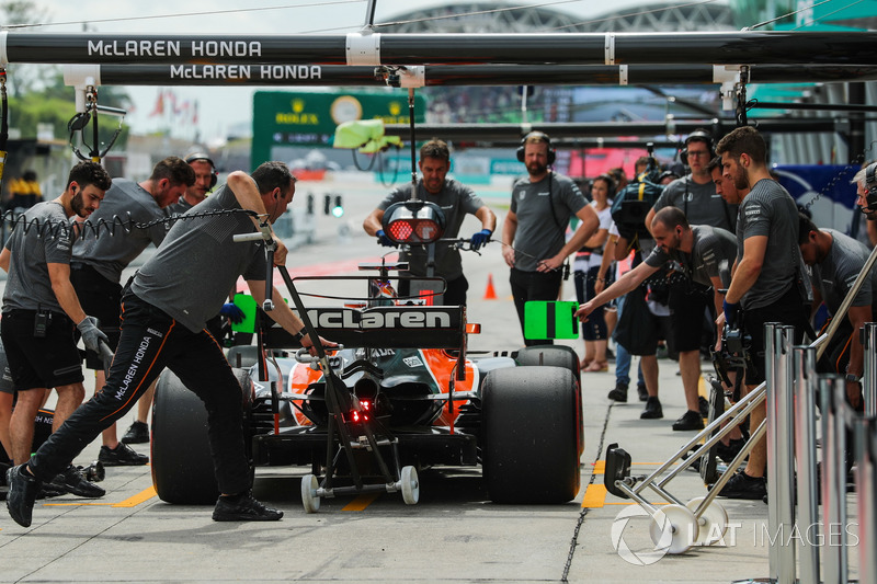 Fernando Alonso, McLaren MCL32 makes a practice pitstop