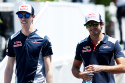 Гонщики Scuderia Toro Rosso Даниил Квят и Карлос Сайнс-мл.