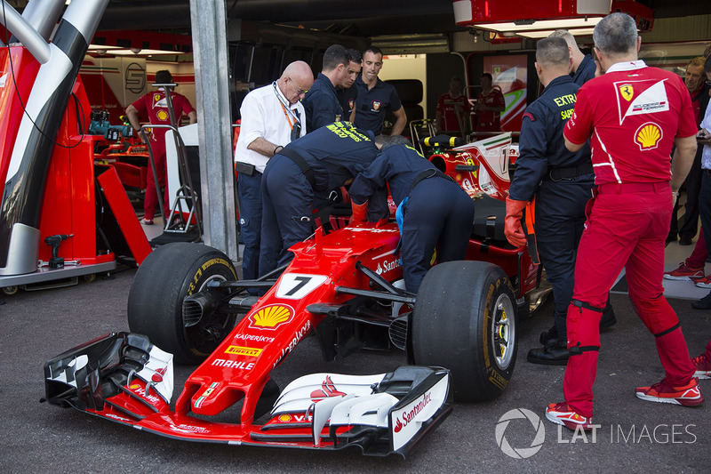 Медики тренуються евакуйовувати пілота із боліда Ferrari