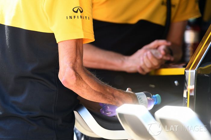 El brazo con lesiones de Robert Kubica, Renault Sport F1 Team,