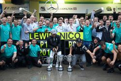 Ganador, Lewis Hamilton, Mercedes AMG F1 y Nico Rosberg, Mercedes AMG F1 celebran