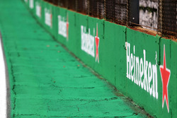 L'atmosphère de la piste, avec les publicités Heineken