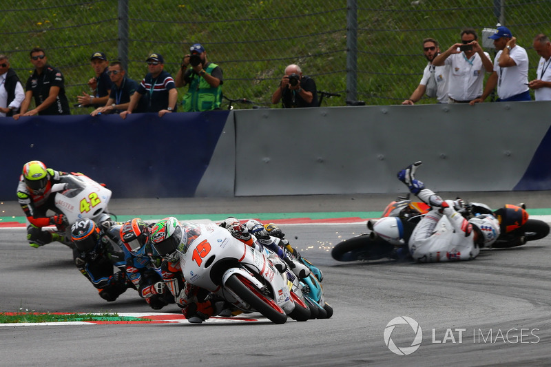 Jaume Masia, Platinum Bay Real Estate al frente del grupo y el choque de Bo Bendsneyder, Red Bull KTM Ajo y John McPhee, British Talent Team
