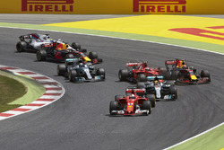 Départ : Sebastian Vettel, Ferrari SF70H, Lewis Hamilton, Mercedes AMG F1 W08, Max Verstappen, Red Bull Racing RB13, Kimi Raikkonen, Ferrari SF70H, et le reste du peloton
