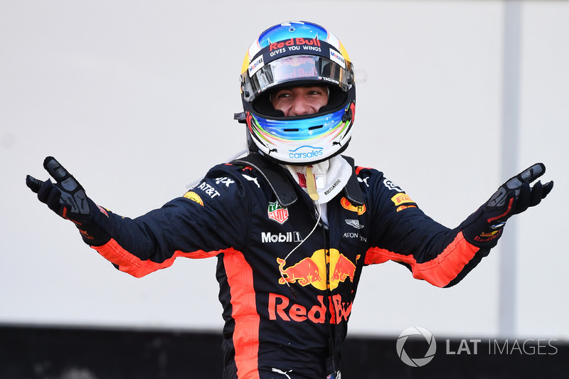 Ganador de la carrera Daniel Ricciardo, Red Bull Racing celebra en parc ferme