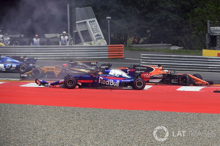 Max Verstappen, Red Bull Racing RB13, Fernando Alonso, McLaren MCL32, Daniil Kvyat, Scuderia Toro Rosso STR12, chocan