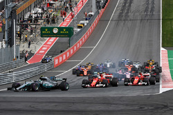 Валттері Боттас, Mercedes AMG F1 W08, лідирує на старті