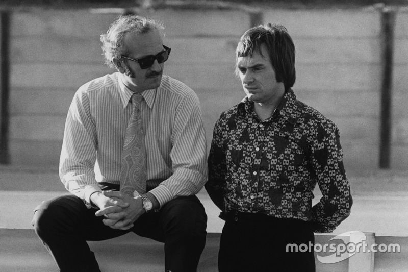 Colin Chapman, a Lotus alapítója Bernie Ecclestone-nal, a Brabham csapatfőnökével