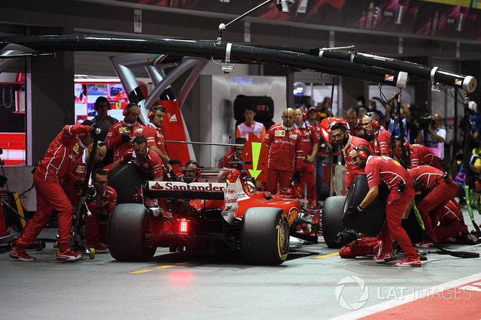 Sebastian Vettel, Ferrari SF70H pit stop