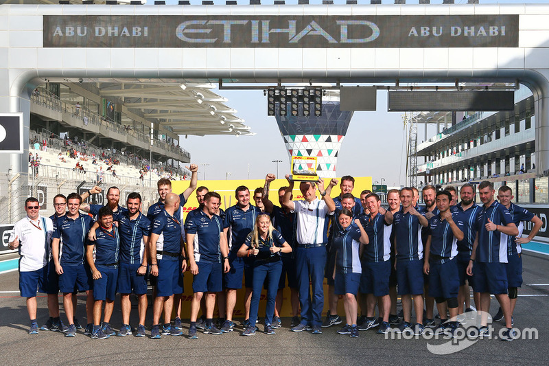 Williams con el trofeo DHL de pit stop rápida