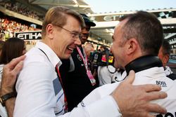 Mika Hakkinen with Paddy Lowe, Mercedes AMG F1 Executive Director, on the grid