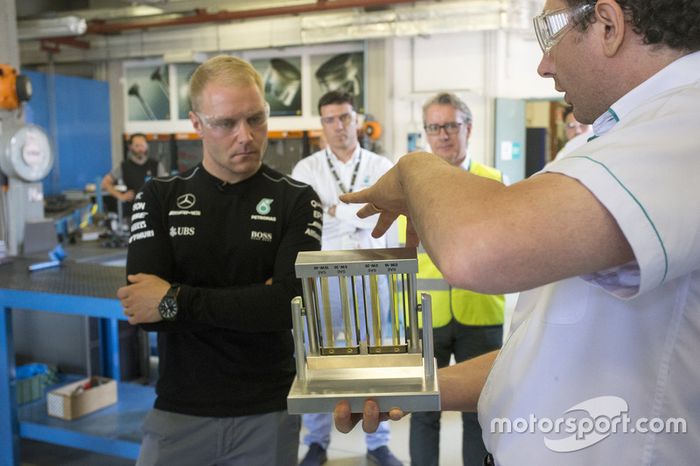 Bottas en los laboratorios de Petronas Lubricants International