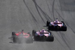 Серхіо Перес, Естебан Окон, Sahara Force India VJM10, Себастьян Феттель, Ferrari SF70H battle