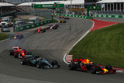 Max Verstappen, Red Bull Racing RB13, Valtteri Bottas, Mercedes-Benz F1 W08