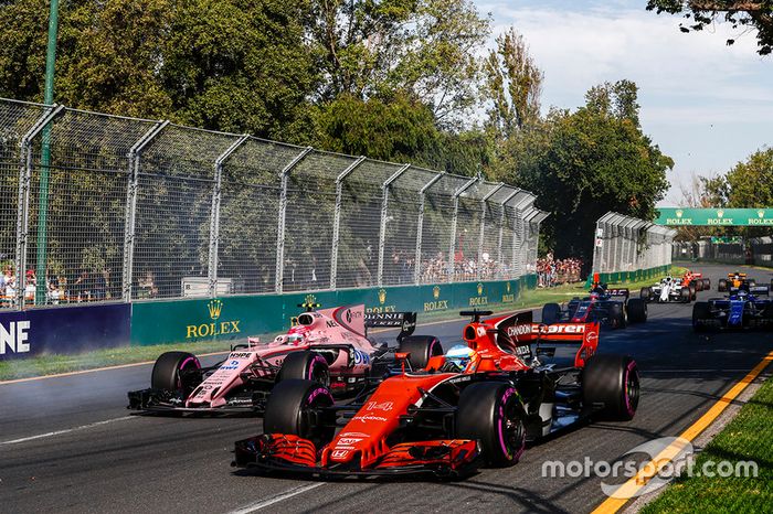 Fernando Alonso, McLaren MCL32, Esteban Ocon, Force India VJM10
