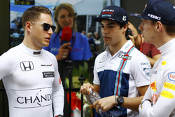 Stoffel Vandoorne, McLaren, Lance Stroll, Williams, y Max Verstappen, Red Bull Racing