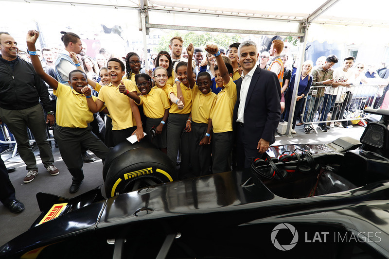 Sadie Khan, Mayor of London, a group of children who took part in a Pit Stop Challenge