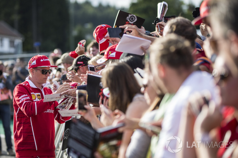Kimi Raikkonen, Ferrari signs autographs for the fans