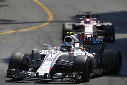 Lance Stroll, Williams FW40; Sergio Perez, Sahara Force India F1 VJM10