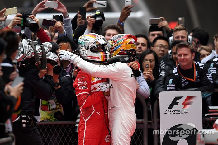 Lewis Hamilton, Mercedes AMG F1 y Sebastian Vettel, Ferrari en parc ferme