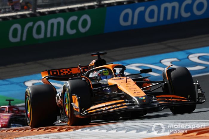 Oscar Piastri, McLaren MCL38, Charles Leclerc, Ferrari SF-24