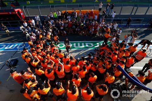 Oscar Piastri, McLaren F1 Team, 1ª posición, celebra la victoria con su equipo