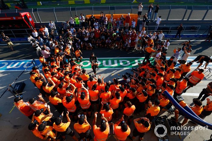 Oscar Piastri, McLaren F1 Team, 1ª posición, celebra la victoria con su equipo