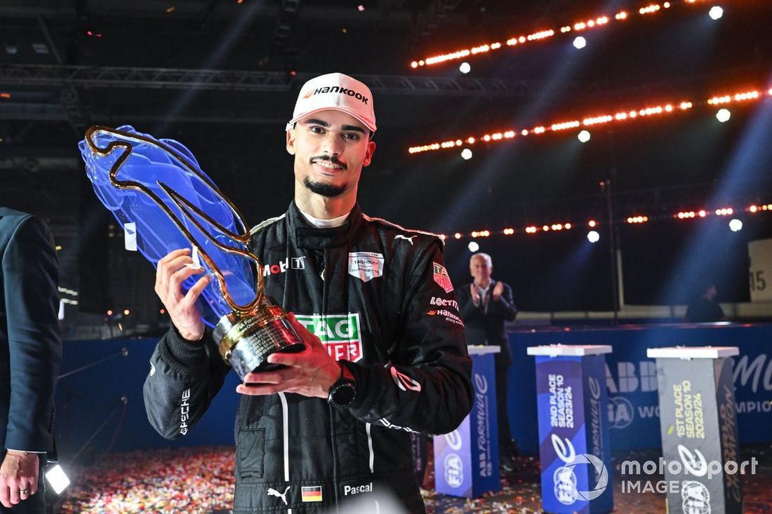 El campeón del mundo Pascal Wehrlein, Porsche, con el trofeo en el podio