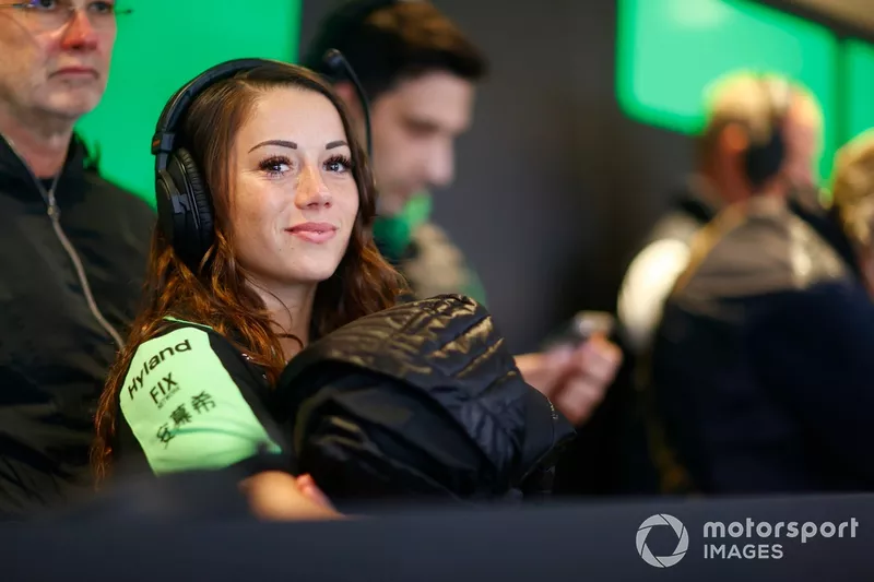 Carrie Schreiner (GER, Campos Racing) dans le garage 