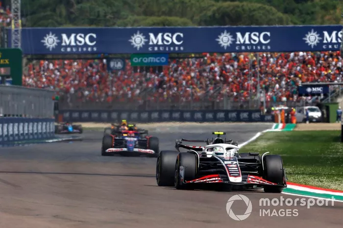 Nico Hulkenberg, Haas VF-24, Yuki Tsunoda, RB F1 Team VCARB 01