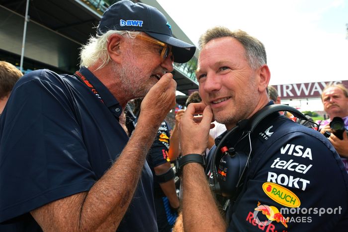 Flavio Briatore habla con Christian Horner, director del equipo Red Bull Racing, sobre la parrilla de salida