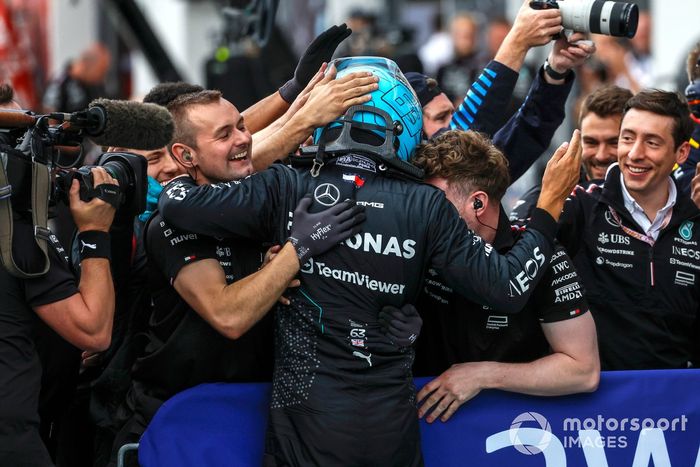 El hombre de la pole, George Russell, del equipo Mercedes-AMG F1 Team, celebra con su equipo tras la clasificación.