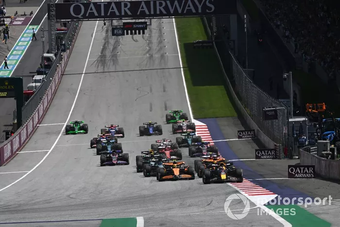 Max Verstappen, Red Bull Racing RB20, Lando Norris, McLaren MCL38, Oscar Piastri, McLaren MCL38, lideran la salida del Sprint