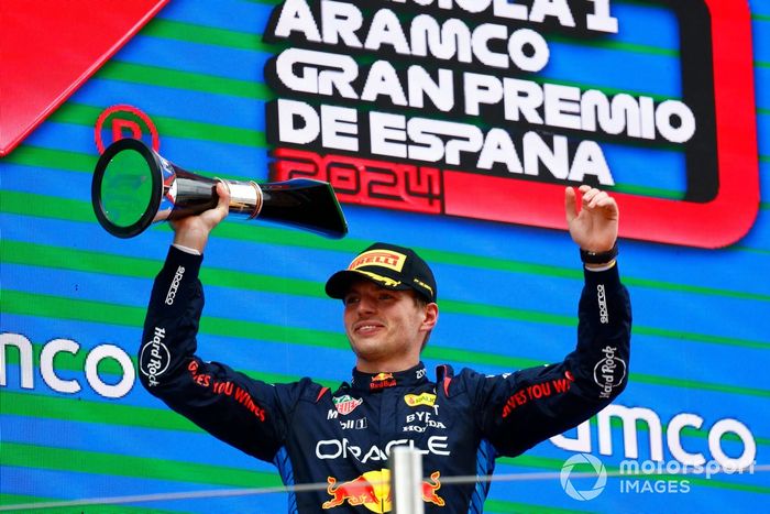 Max Verstappen, Red Bull Racing, 1ª posición, levanta el trofeo de ganador