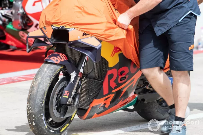 La moto de Pol Espargaro, Red Bull KTM Factory Racing, tras la caída