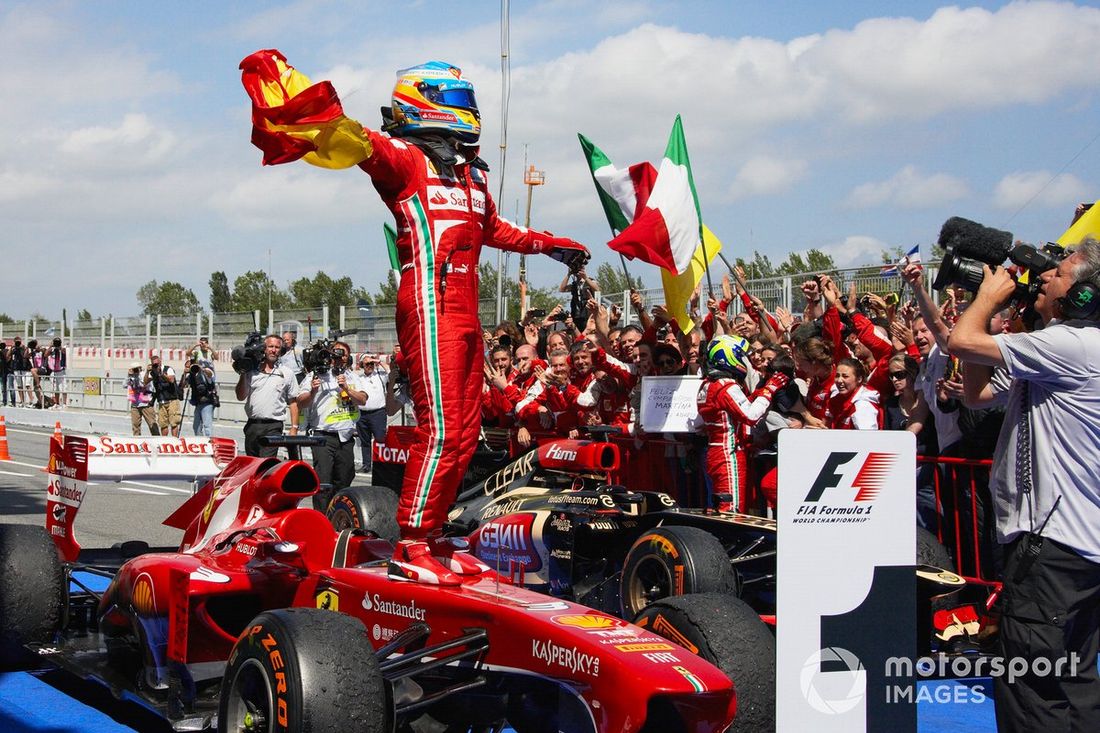 El ganador de la carrera, Fernando Alonso, celebra con Ferrari