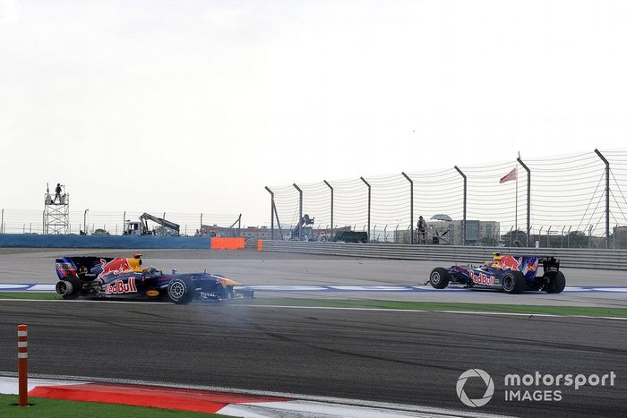 
Mark Webber, Red Bull Racing RB6 Renault and Sebastian Vettel, Red Bull Racing RB6 Renault crash and spin