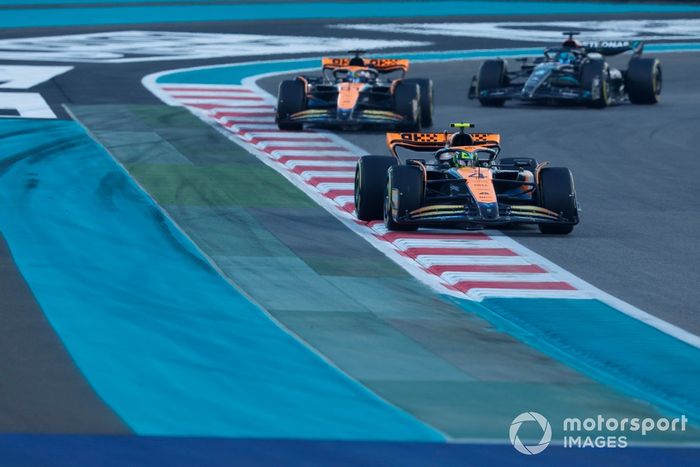 Lando Norris, McLaren MCL60, Oscar Piastri, McLaren MCL60, George Russell, Mercedes F1 W14