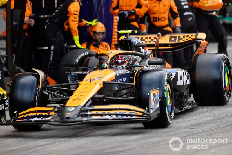 Lando Norris, McLaren MCL38, dans la voie des stands après un arrêt aux stands
