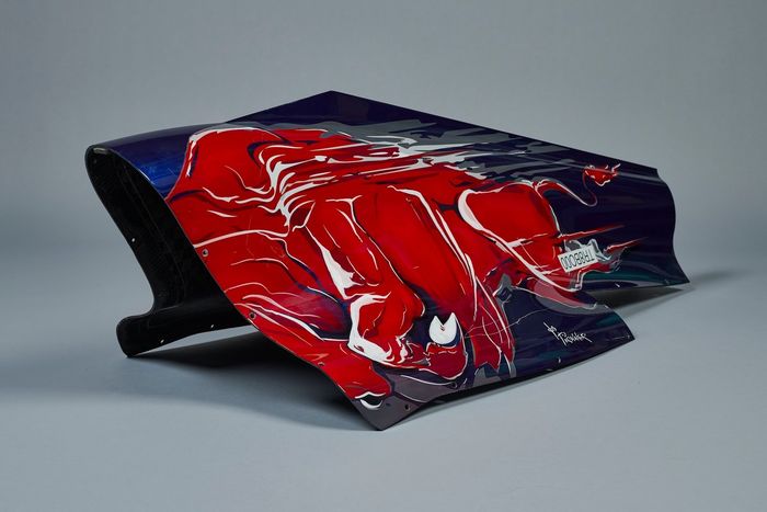 Toro pintado de Jos Pirkner en la cubierta del motor Scuderia Toro Rosso 2016