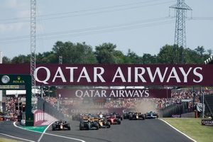 Lewis Hamilton, Mercedes F1 W14, Max Verstappen, Red Bull Racing RB19, Lando Norris, McLaren MCL60, Oscar Piastri, McLaren MCL60, Charles Leclerc, Ferrari SF-23, el resto de la parrilla en la salida.