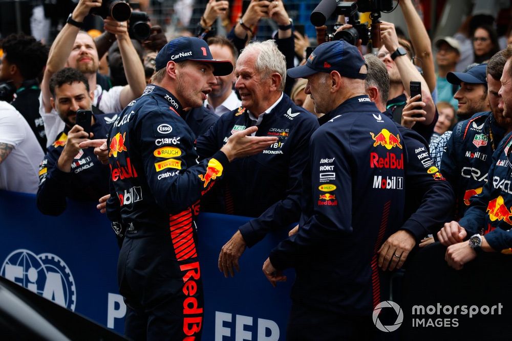 Adrian Newey, Director de Tecnología, Red Bull Racing, Max Verstappen, Red Bull Racing, 1ª posición, Helmut Marko, Consultor, Red Bull Racing, charla en Parc Ferme.