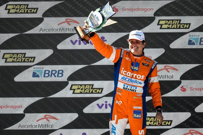 Cacá Bueno celebra pódio em Cascavel